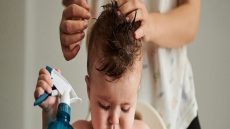 هل استخدام زيت الأطفال آمن على شعر رضيعي