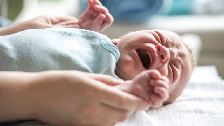 6 علامات تخبرك بأن رضيعك يعاني من المغص