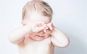 أعراض إفرازات العين عند الأطفال