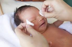 أفضل الطرق لإزالة إفرازات العين عند الرضع