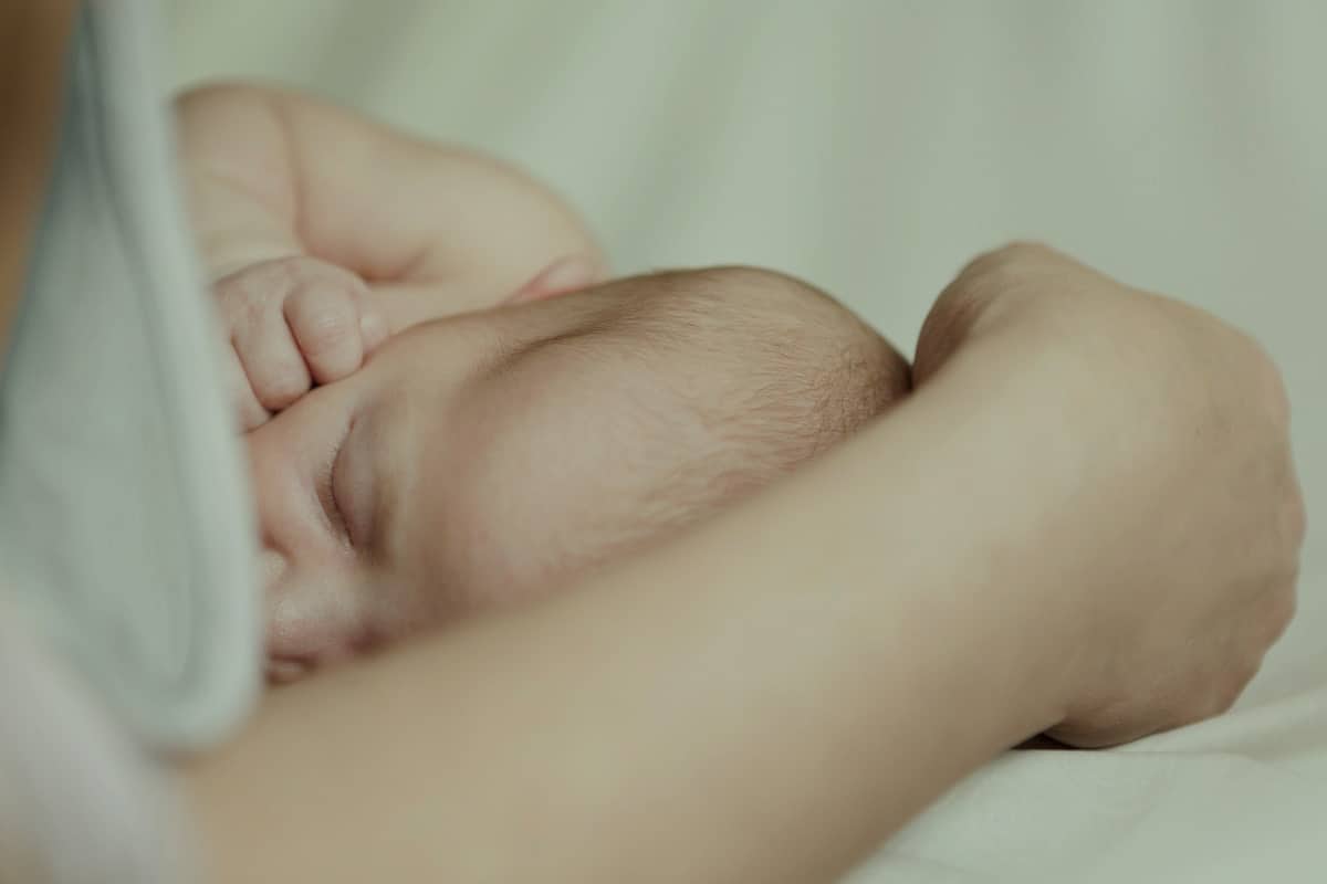 أسباب اختلاف حجم الثديين في فترة الرضاعة