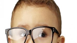 8 علامات تدل على إصابة الطفل الرضيع بضعف البصر