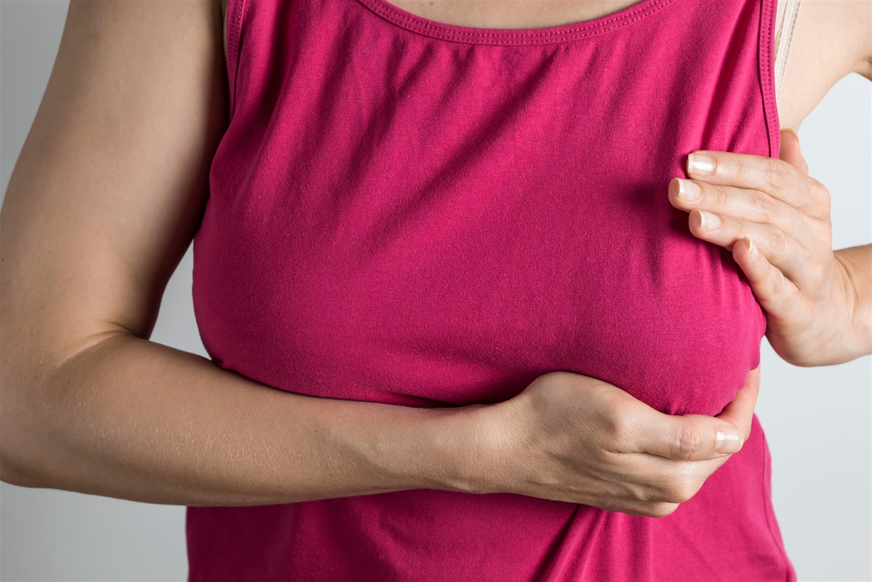 علاج اختلاف حجم الثديين في فترة الرضاعة