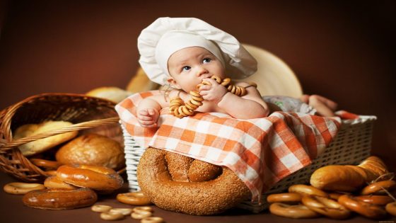 في أي عمر يمكن إعطاء الطفل الرضيع الخبز