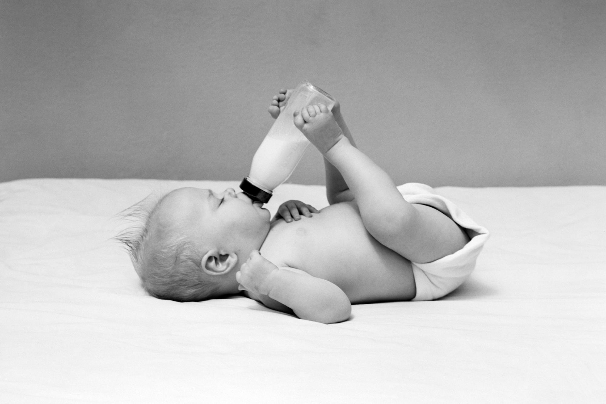 كل ما عليك معرفته حول الحليب الصناعي وتأثيره على الأطفال الرضع