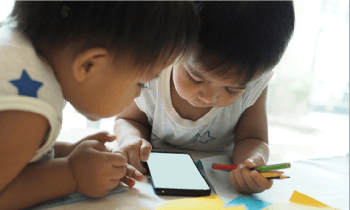 إيجابيات الهاتف الذكي للأطفال