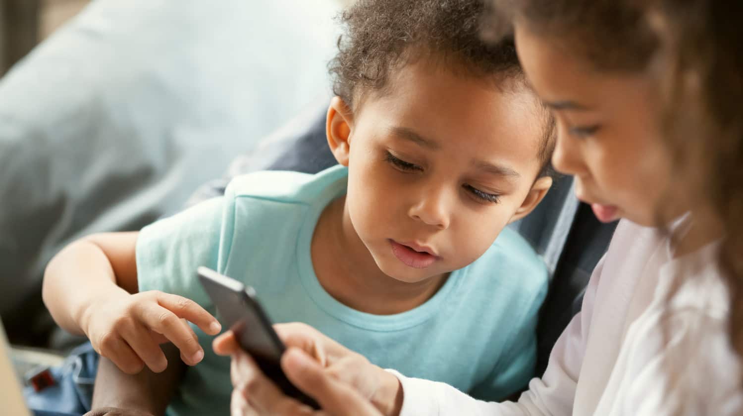 كيف يؤثر الهاتف الذكي على طفلك