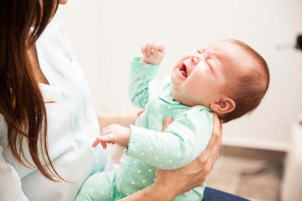 ما أسباب عصبية الطفل الرضيع أثناء الرضاعة
