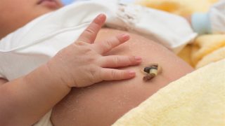 متى يصبح نزول الدم من الحبل السري خطرا على الرضيع