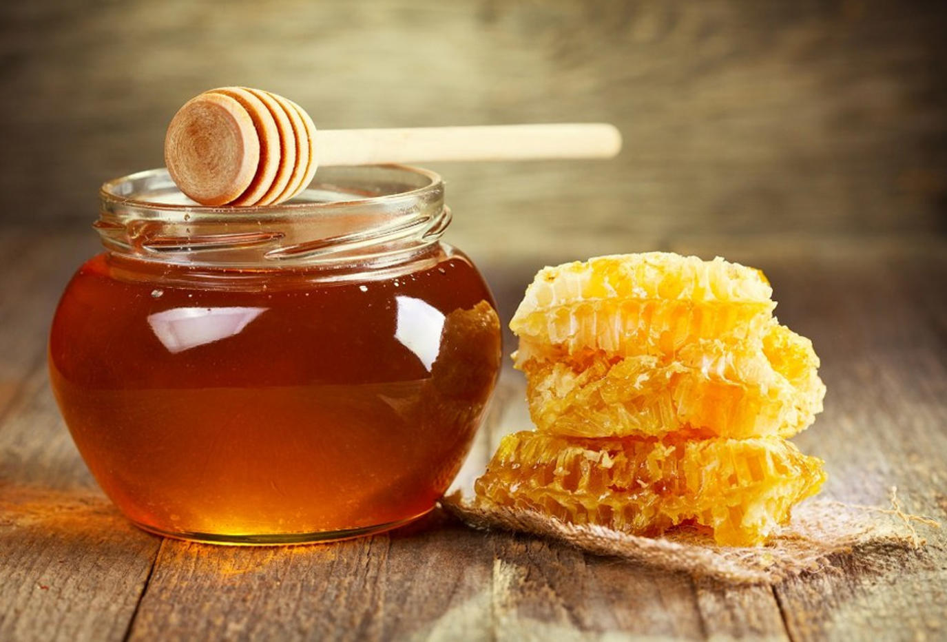 العسل لعلاج التهاب الحلق عند الأطفال طبيعيًا