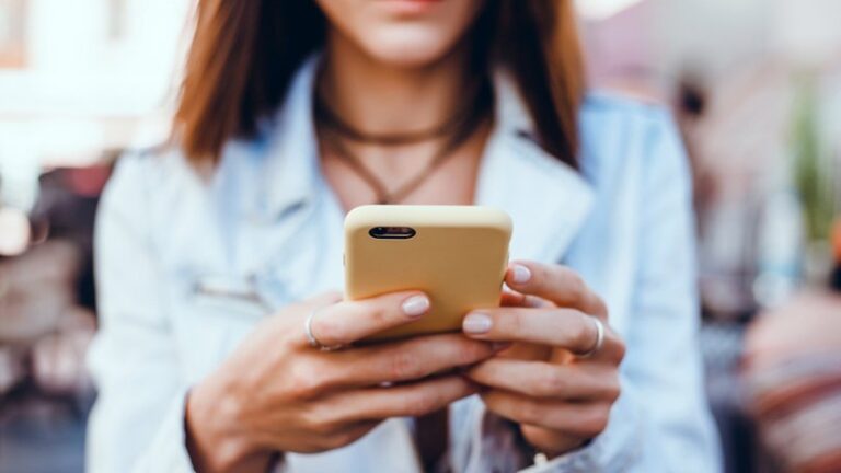 كيف أعرف أن رقمي موجود عند شخص للآيفون