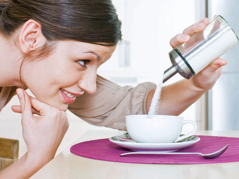 الإحساس بالهبوط بعد أكل السكريات أسباب وطرق علاج