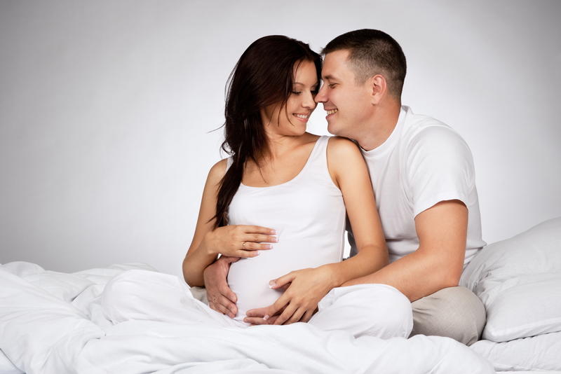 طريقة تعامل الزوج خلال الحمل مع زوجته في الفراش