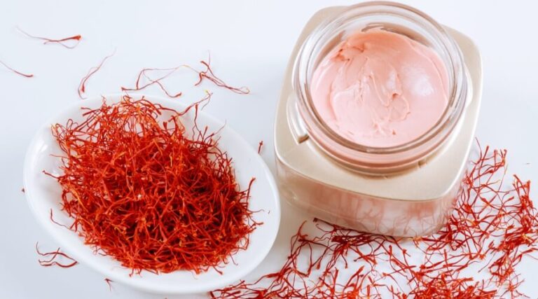 طرق عمل سيروم طبيعي من الزعفران