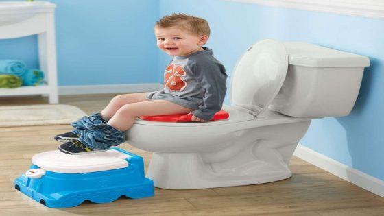 نصائح لتعليم الطفل دخول الحمام