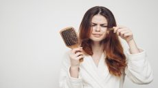 ساقط الشعر في سن اليأس أسباب وطرق علاج