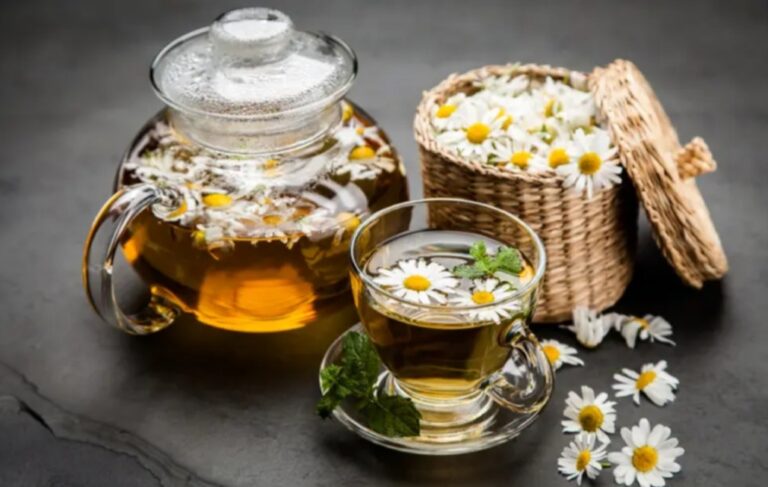 بخاخ البابونج للشعر فوائد وأضرار وطرق الاستخدام