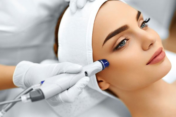 التقشير الماسي للبشرة فوائد وأضرار التكلفة والنتائج