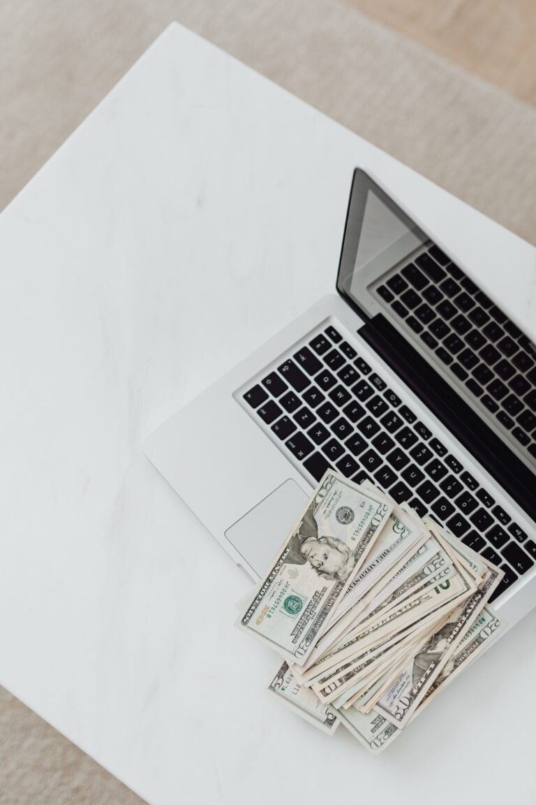تنزيل تطبيقات معينة وتثبيتها على جوالك من أفكار مشاريع للربح من الإنترنت