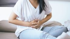 علاج احتباس الدورة الشهرية وانتفاخ البطن