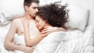 هل يجوز للزوجين النوم عاريان في الإسلام