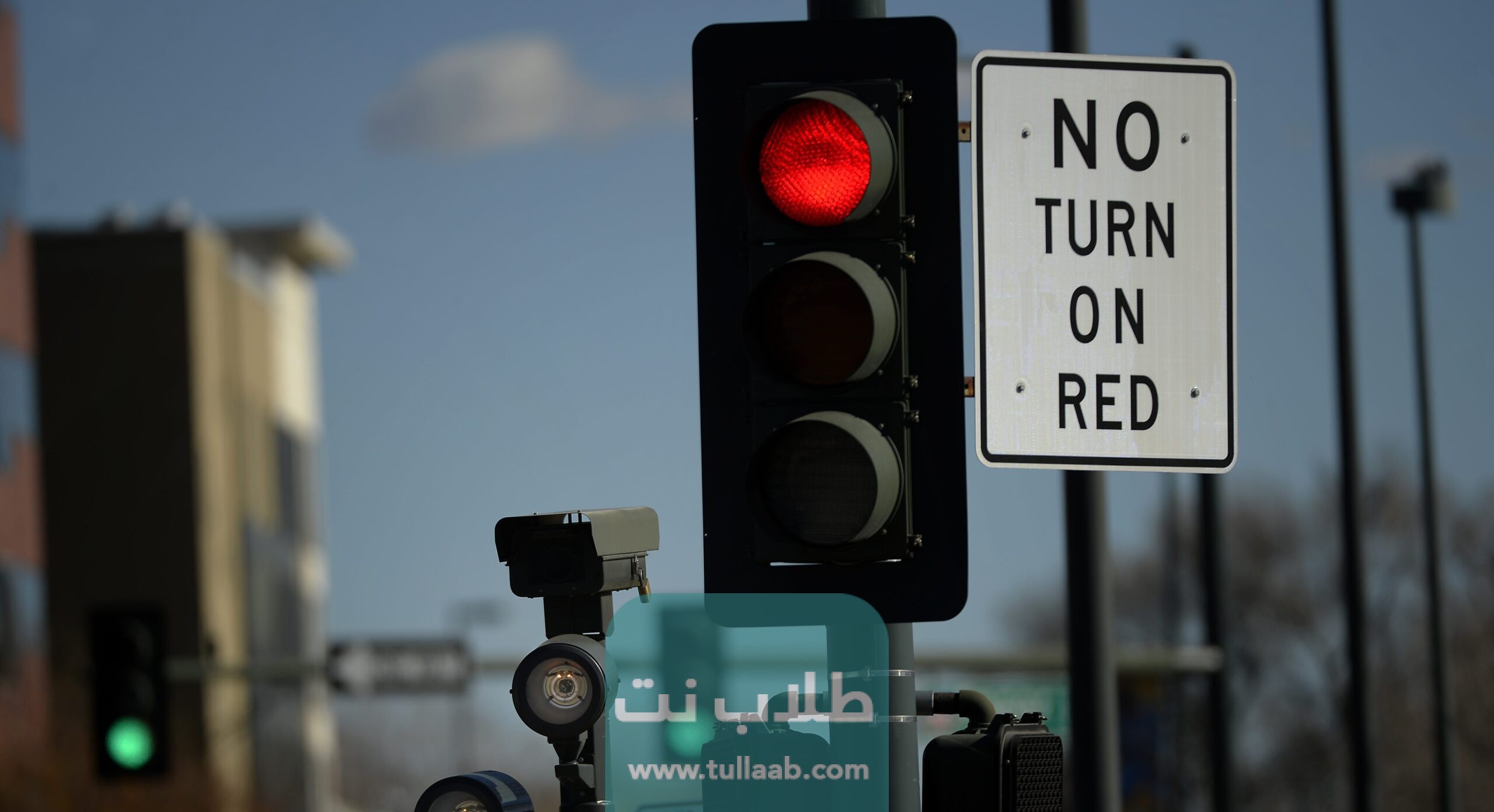 كم قيمة مخالفة الانعطاف يمين والإشارة حمراء الكويت 2023