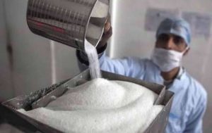 السكر يسجل 70 جنيها في رمضان.. التموين والحقيقة
