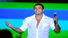 عمرو دياب يعلن تبرعه بجزء من عائد حفله القادم في دبي لأهالي غزة
