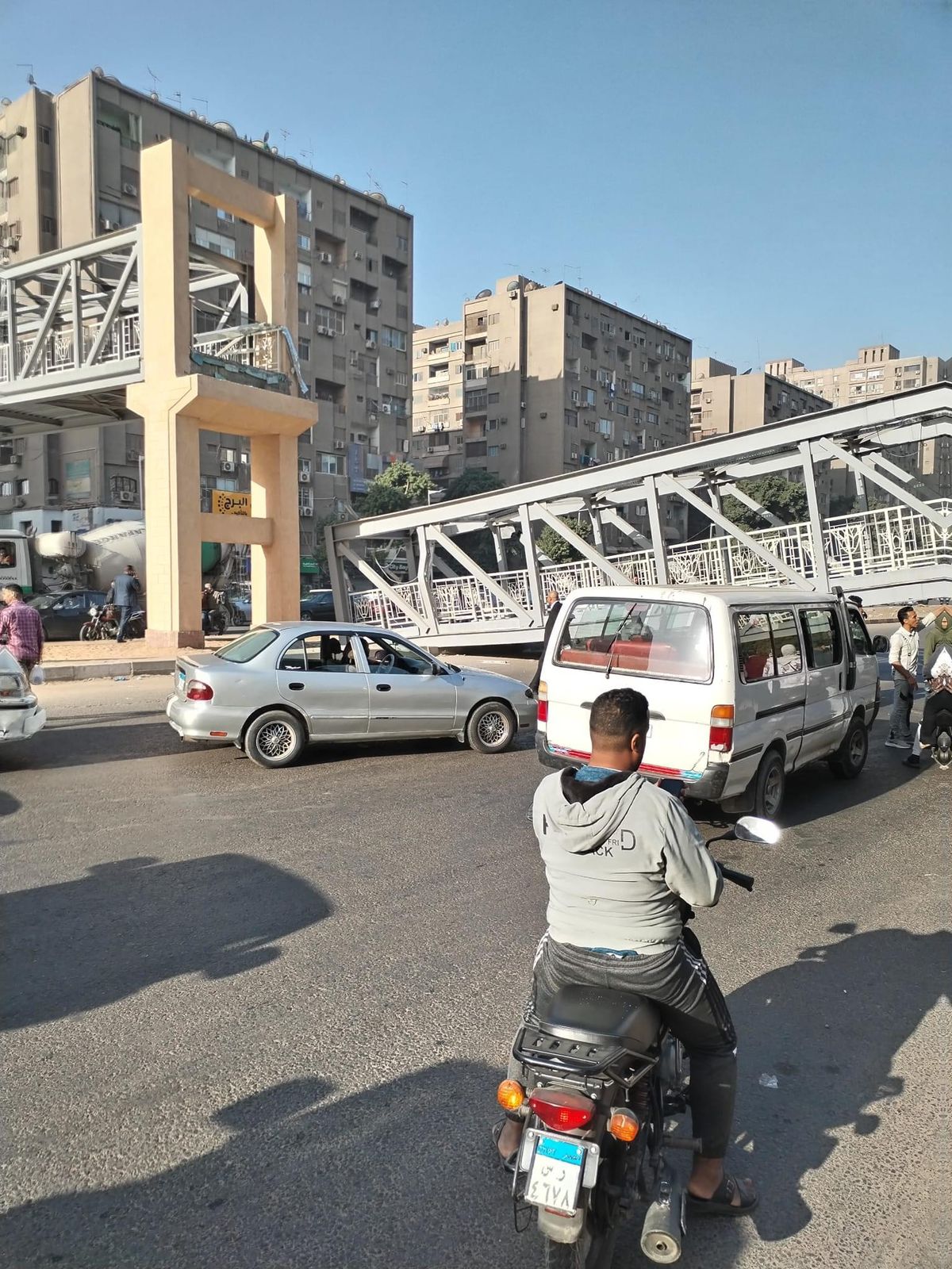 سقوط كوبري مشاة في شارع أحمد عرابي بالمهندسين الذين اصطدمت بسيارتهم نقل