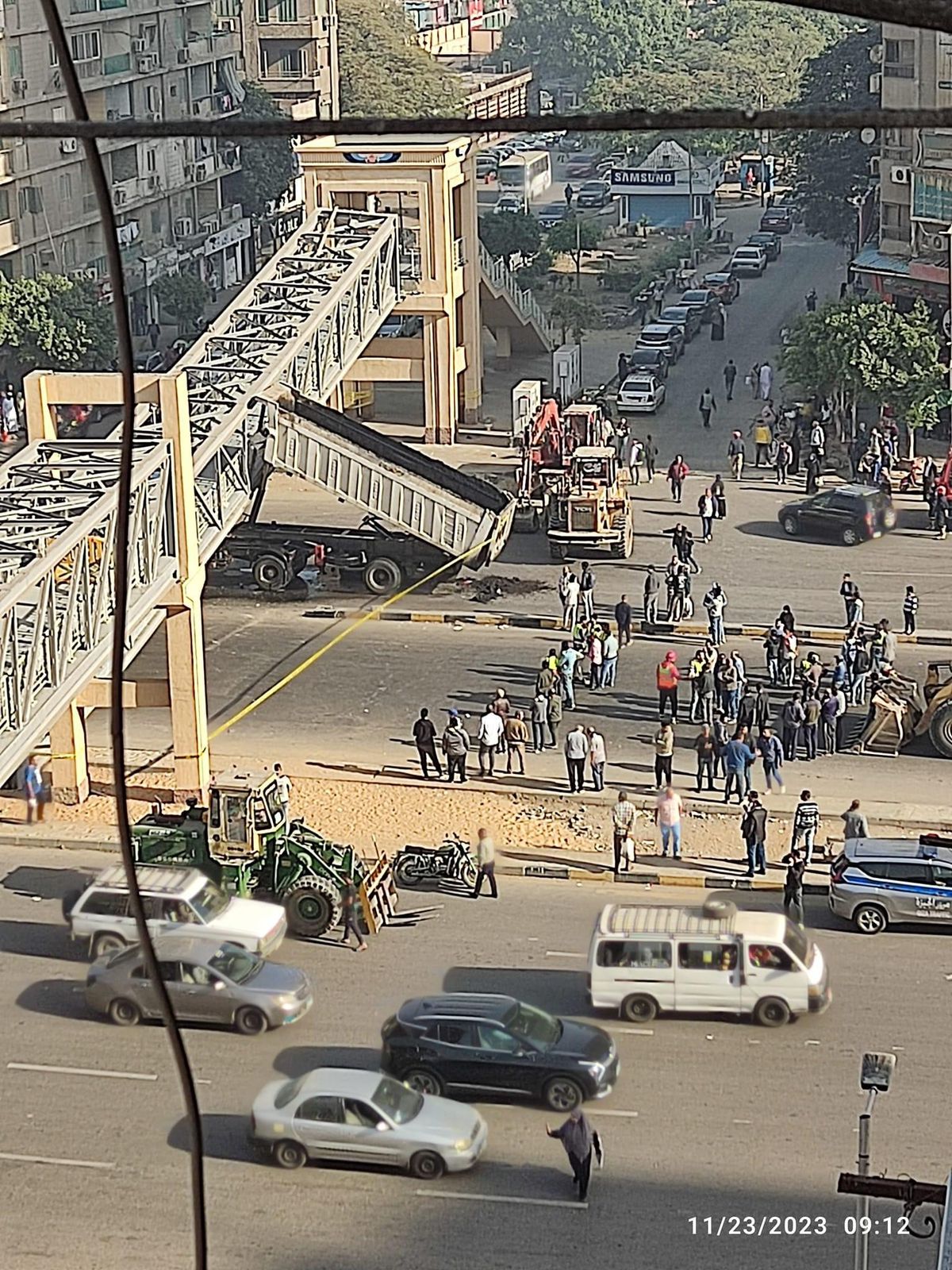 دخلت فيه تريلا... اصطدمت بسيارة نقل 7 سقوط كوبري مشاة في شارع أحمد عرابي بالمهندسين الذين اصطدمت بسيارتهم نقل