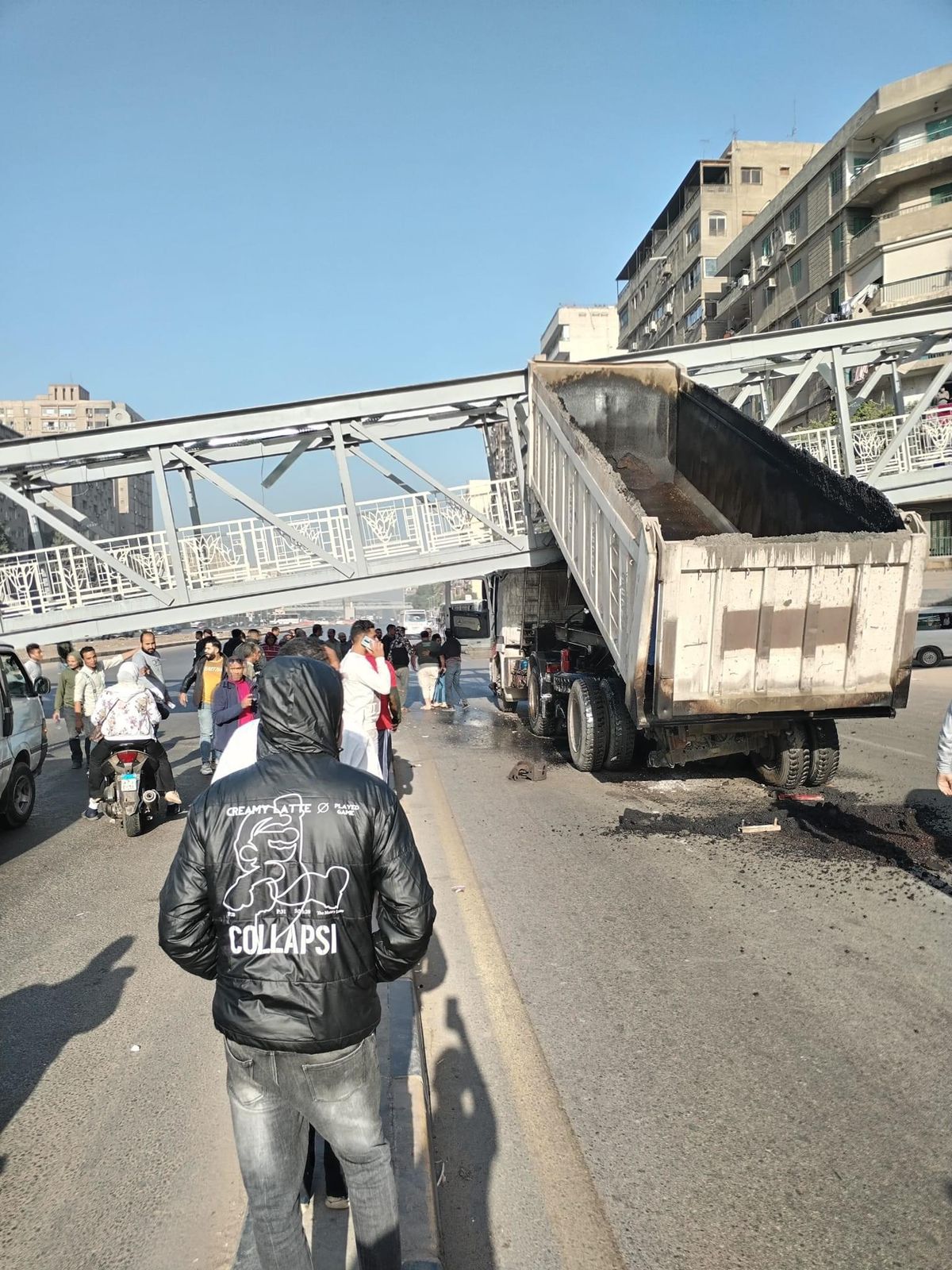 دخلت فيه تريلا... اصطدمت بسيارة نقل 5 سقوط كوبري مشاة في شارع أحمد عرابي بالمهندسين الذين اصطدمت بسيارتهم نقل