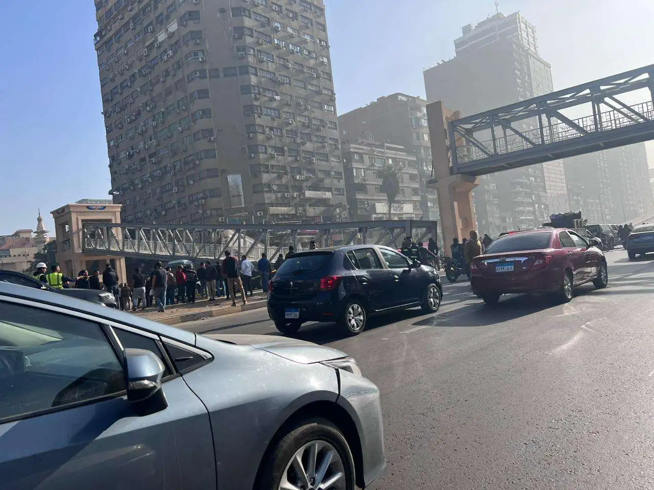 سقوط كوبري مشاة في شارع أحمد عرابي بالمهندسين الذين اصطدمت بسيارتهم نقل