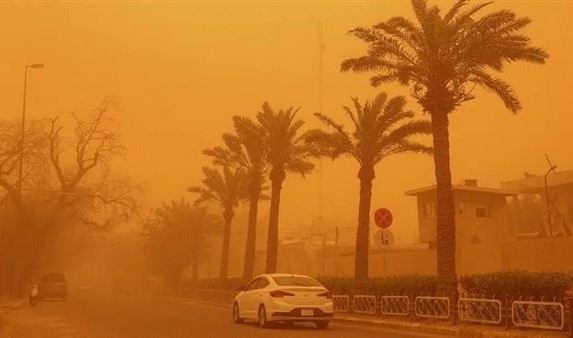 أتربة عالقة ورياح مثيرة للرمال وسقوط أمطار على جميع الأنحاء.. وتحذيرات عاجلة من الأرصاد الجوية