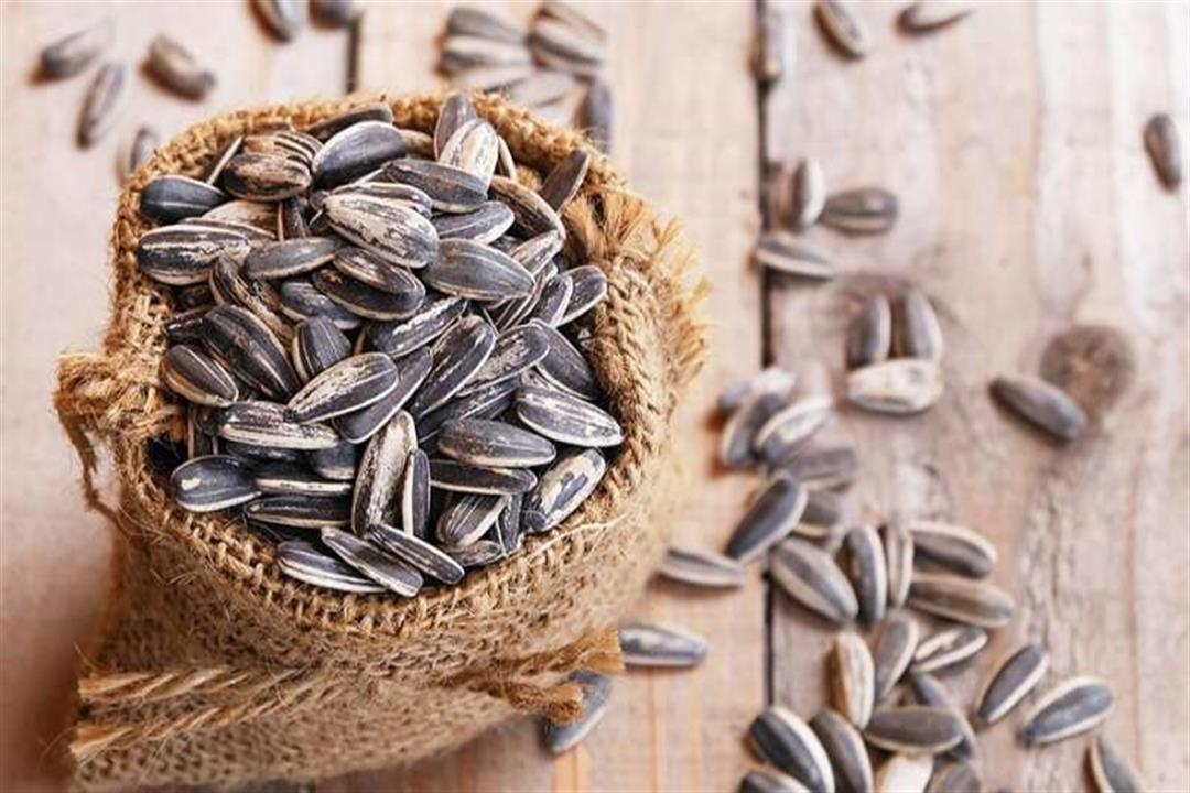 بعد إصابة سيدة بمرض نادر بسببه.. أضرار غير متوقعة لتناول اللب السوري