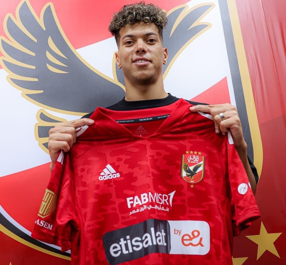 بسبب الزمالك.. مشاجرة بين مشجع وإمام عاشور بمطار القاهرة