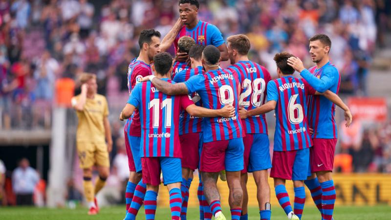 نجم برشلونة يشعل المنافسة بين ثلاثي الدوري السعودي