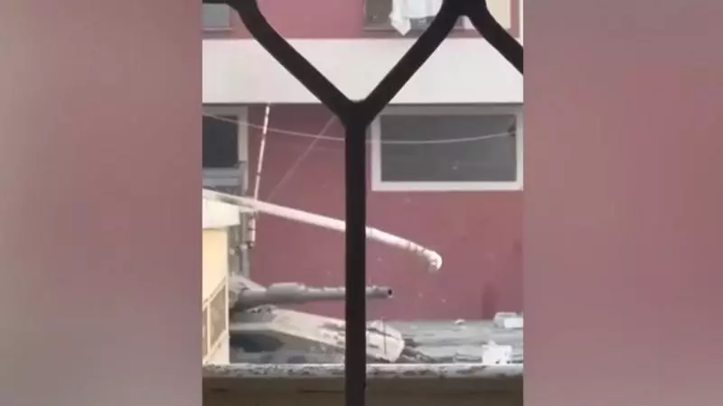 دبابات إسرائيلية تحاصر مستشفى الرنتيسي في غزة