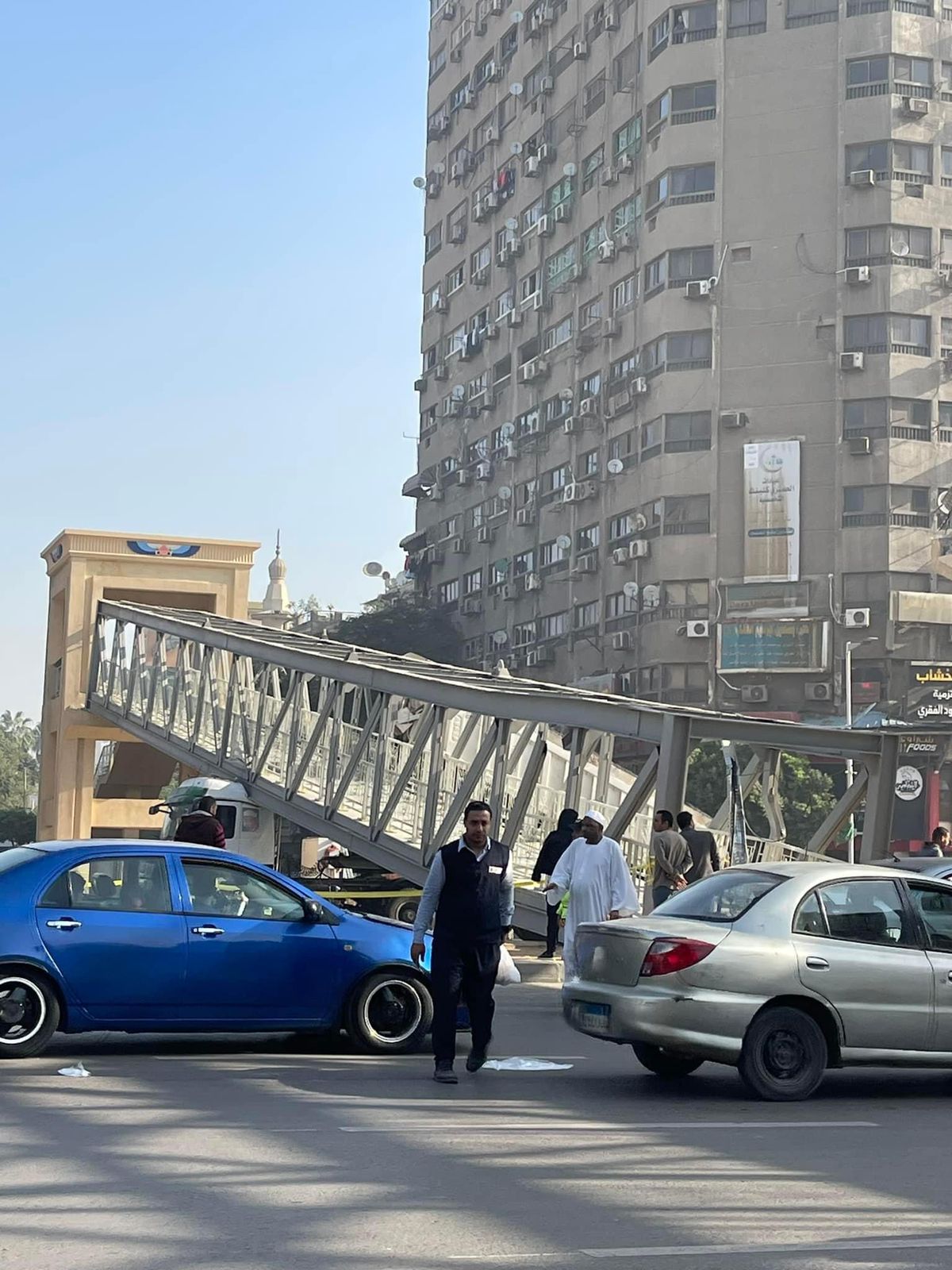 دخلت فيه تريلا... اصطدمت بسيارة نقل 3 سقوط كوبري مشاة في شارع أحمد عرابي بالمهندسين الذين اصطدمت بسيارتهم نقل