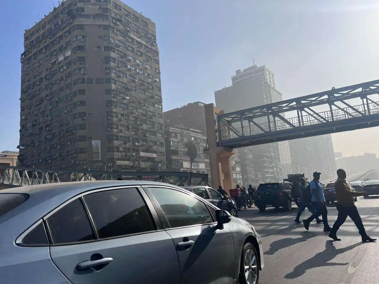 دخلت فيه تريلا... اصطدمت بسيارة نقل 8 سقوط كوبري مشاة في شارع أحمد عرابي بالمهندسين الذين اصطدمت بسيارتهم نقل