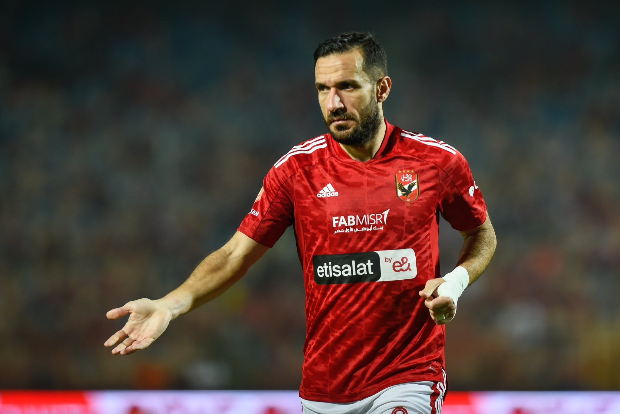 انتهي المشوار.. مفاجأة بشأن مستقبل علي معلول مع الأهلي