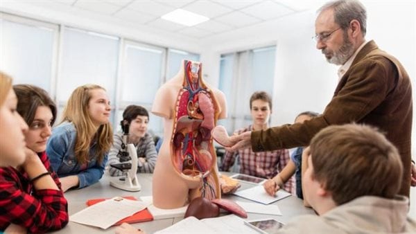 ما حكم استعانة طالب الطب بأجزاء من جسد الميت للتعلم عليها؟ الإفتاء تجيب