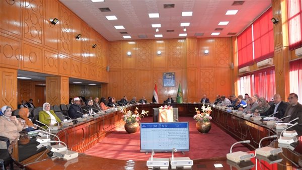 محافظ الإسماعيلية يستعرض جهود القومي للسكان بالمحافظة (صور)