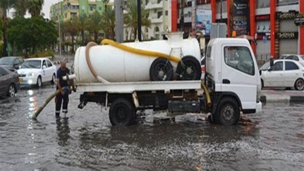 انتشار سيارات شفط المياه على المحاور الرئيسية بالجيزة