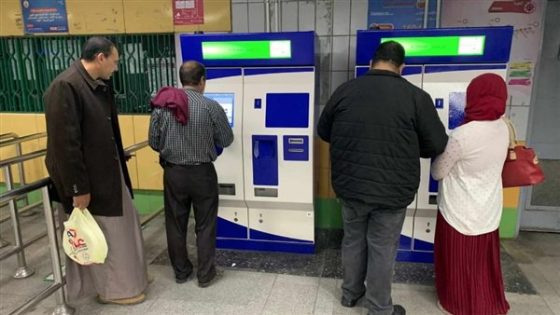 المترو يوفر موظفين لإرشاد الركاب على طرق استخدام صراف التذاكر الآلي
