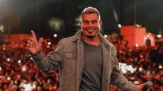 عمرو دياب يبدع في غناء “أنت الحظ” بحفله بالسعودية (فيديو)