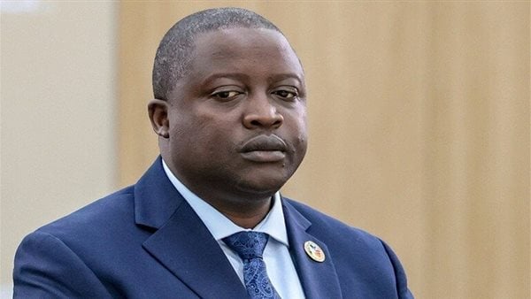 استقالة وزير خارجية دولة إفريقية بعد انتشار فيديو له مع رجل أعمال صيني، شاهد الكارثة