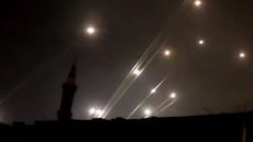 لحظة إطلاق المقاومة الفلسطينية رشقة صاروخية نحو عسقلان (فيديو)