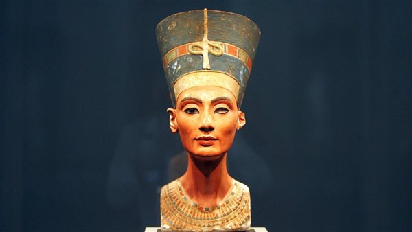 في وضع القرفصاء وتؤدي صلاة الشمس، قصة ظهور الملكة نفرتيتي أثناء تعامد الشمس بمعبد الكرنك بالأقصر (صور)