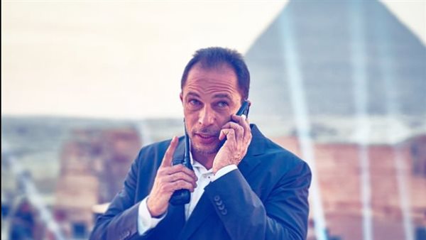 الفنان أحمد طارق يروج لأحدث أعماله الفنية