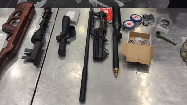 إحباط تهريب مناظير وأسلحة وحلوى بالمخدرات بحوزة مسافرين في مطار القاهرة